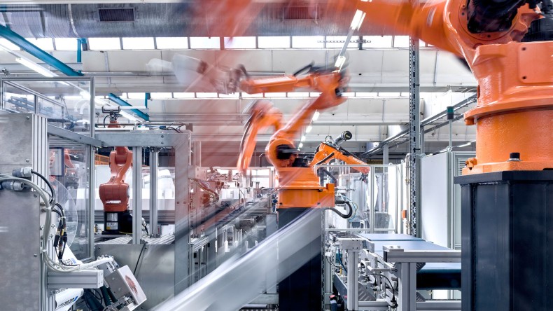 Robot arms on the assembly line in the production hall for Geberit concealed cisterns (© Geberit)
