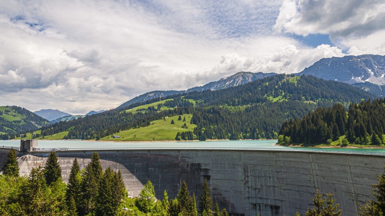 Staudamm zur Erzeugung von Strom aus erneuerbarer Wasserkraft (©wirestock/Freepik) 