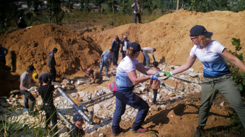 Geberit Mitarbeitende verlegen Leitungen für die Wasserversorgung der nepalesischen Dorfgemeinschaft (© Marcin Mossakowski).