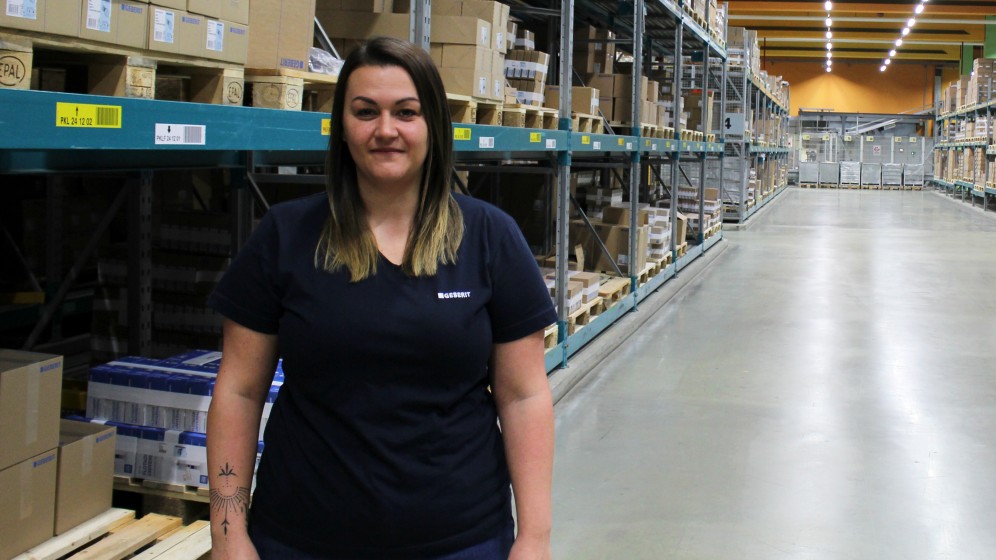 Marion Glückler im Logistikzentrum in Pfullendorf