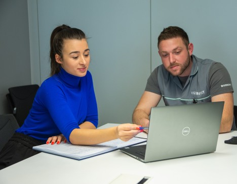 Inja Škrinjar und ein Kollege bei der Arbeit. 