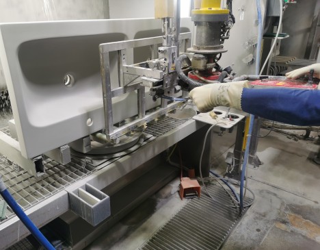 Hebehilfen im italienischen Keramikwerk in Gaeta stellen sicher, dass keine körperliche Kraft mehr notwendig ist, um die Keramiken zu bearbeiten. Hebehilfen im italienischen Keramikwerk in Gaeta stellen sicher, dass keine körperliche Kraft mehr notwendig ist, um die Keramiken zu bearbeiten.