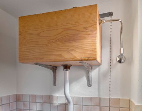 Picture of the original Phoenix wooden cistern from Geberit.