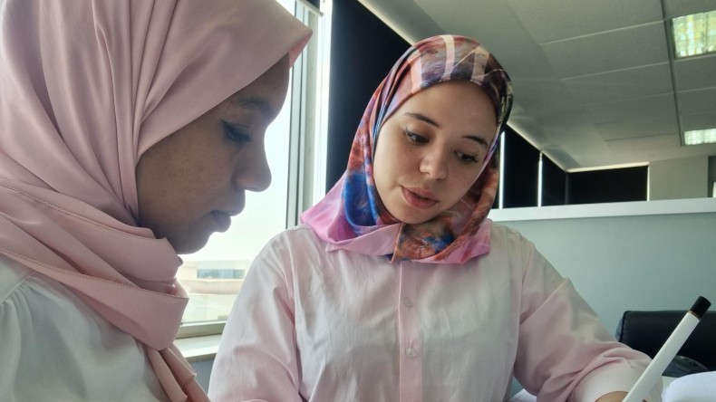 Khadija Agouzal bei der Arbeit Khadija Agouzal bei der Arbeit