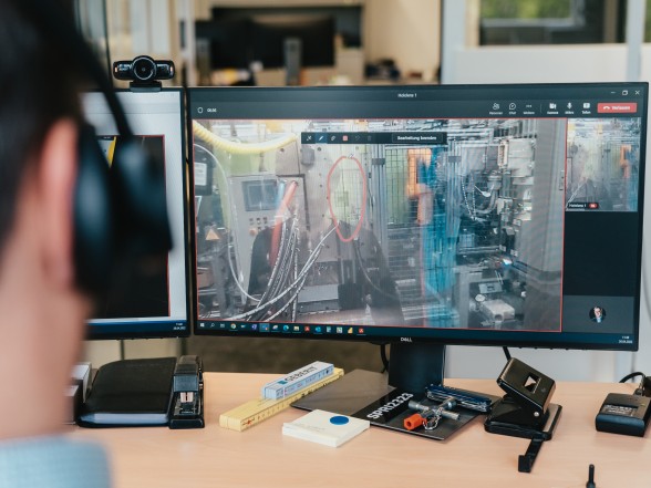 A service technician observes every step on the screen