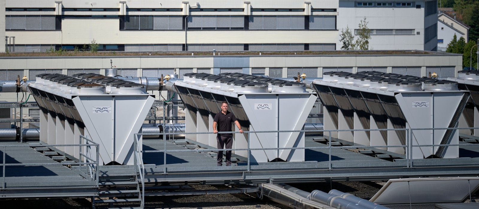 Die Ventilatoren auf dem Dach des schweizerischen Werks in Rapperswil-Jona sichern den energieeffizienten Wärme-Kälte-Austausch. Die Ventilatoren auf dem Dach des schweizerischen Werks in Rapperswil-Jona sichern den energieeffizienten Wärme-Kälte-Austausch.
