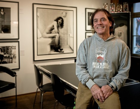 Andy Ibach vor einer Fotografie von Frank Zappa. Andy Ibach vor einer Fotografie von Frank Zappa.
