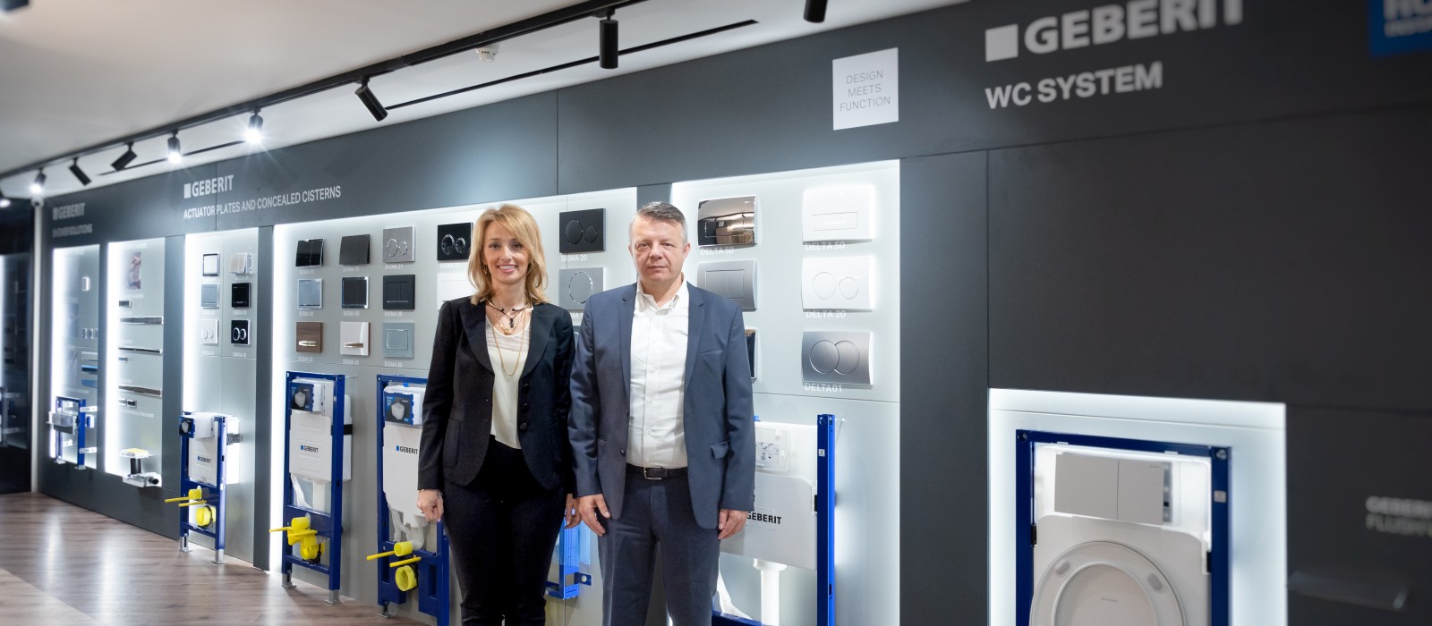 Leiterin Vasilika Sfika und Retail Sales Consultant Vangelis Kazalis. Leiterin Vasilika Sfika und Retail Sales Consultant Vangelis Kazalis.