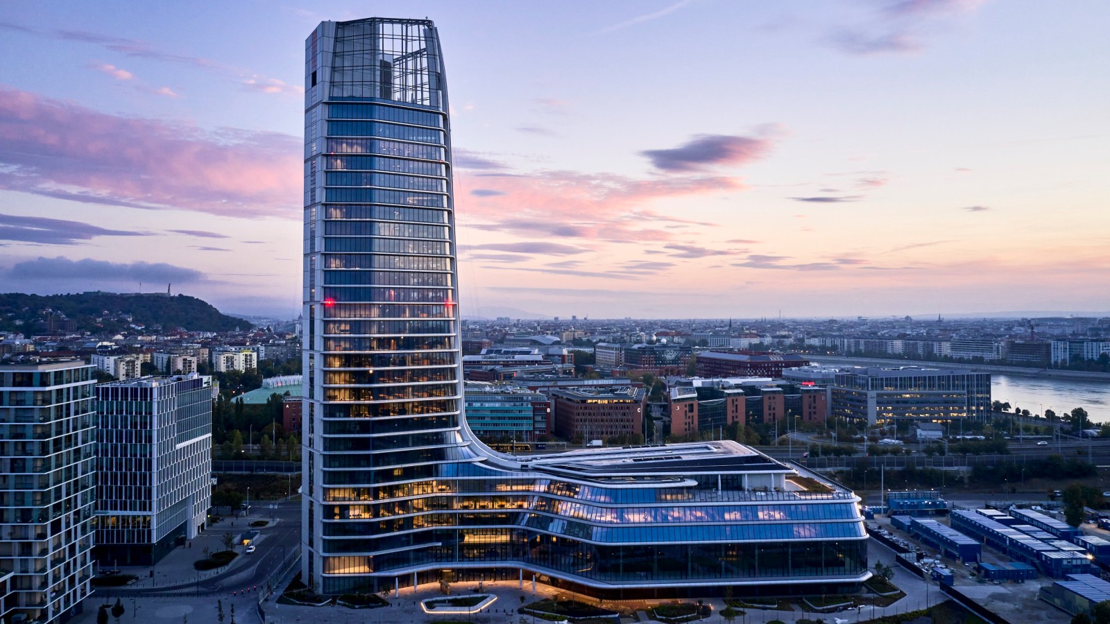 Von weitem zu sehen: MOL Campus ist mit seinen 143 Meter hohen Turm und dem angrenzenden Podium neu das höchste Gebäude in Ungarn. Von weitem zu sehen: MOL Campus ist mit seinen 143 Meter hohen Turm und dem angrenzenden Podium neu das höchste Gebäude in Ungarn.