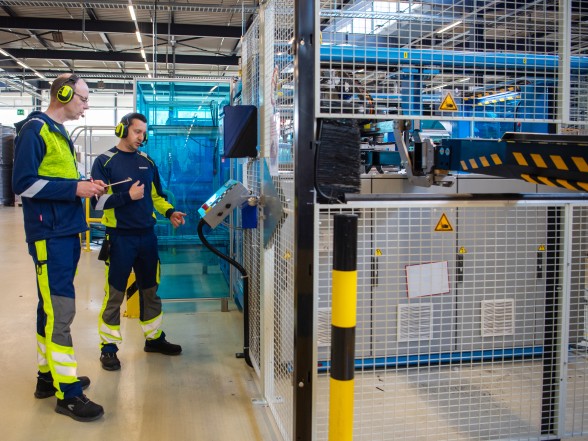 Pascal Pythoud (left), responsible for training, conducts a training session with an employee directly at the machine. 