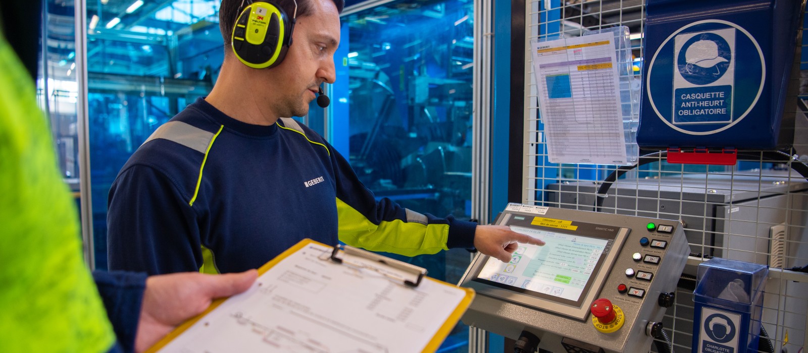Die Mitarbeitenden müssen unter anderem die digitalen Dashboards lesen und bedienen können. Die Mitarbeitenden müssen unter anderem die digitalen Dashboards lesen und bedienen können.