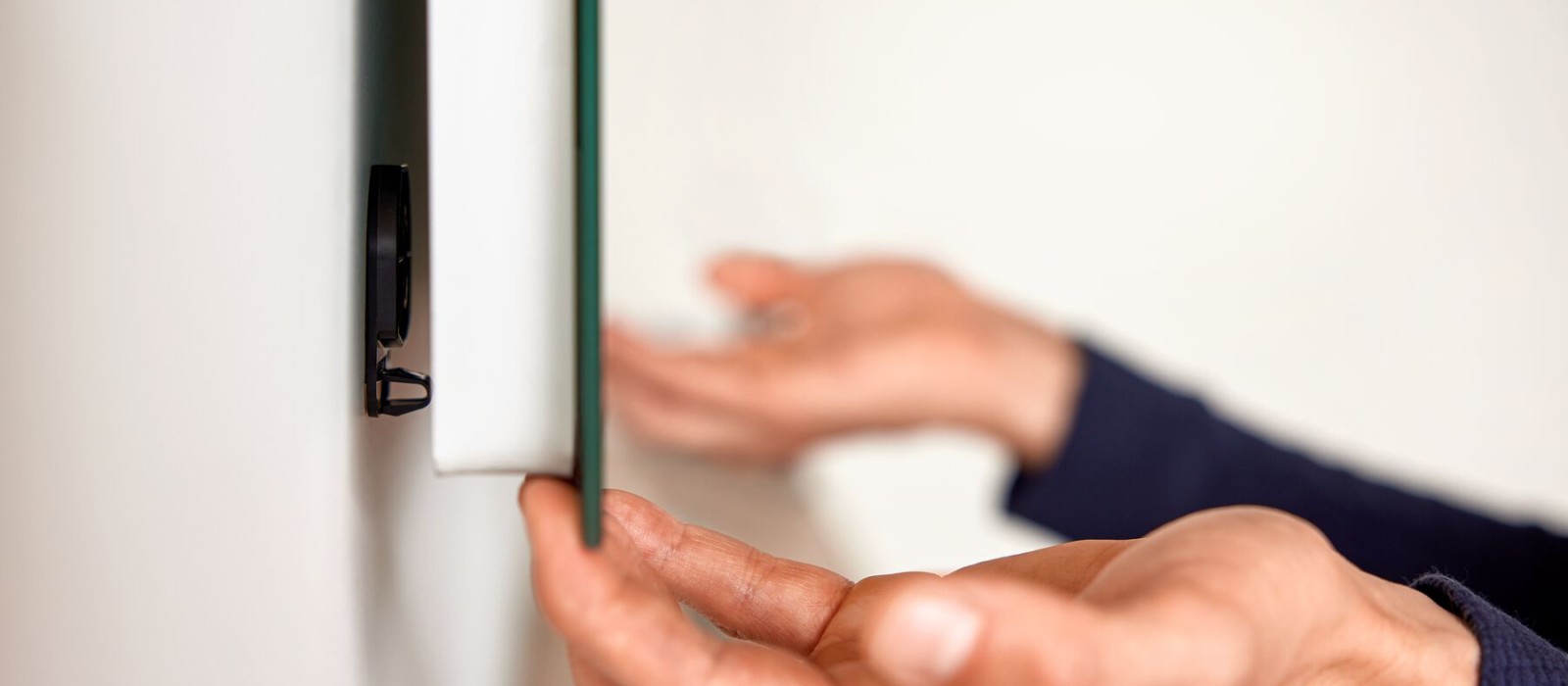 The mirror is hooked into the holder and pressed tight. When the mirror is removed, the clips stick to the wall. The mirror is hooked into the holder and pressed tight. When the mirror is removed, the clips stick to the wall.