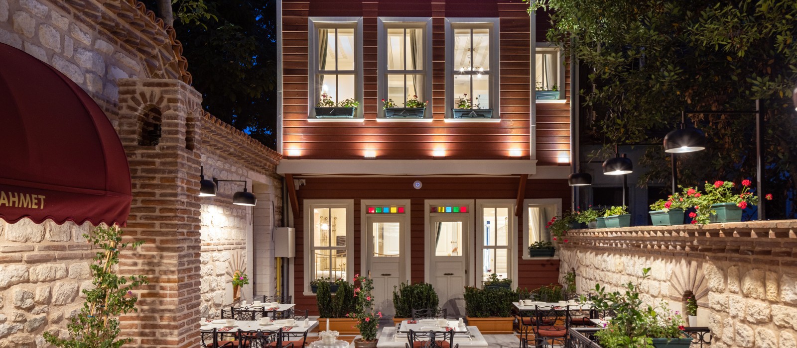 Der Innenhof des Hotels Turkish House in Istanbul kombiniert bauliche und dekorative Elemente aus verschiedenen Epochen. Der Innenhof des Hotels Turkish House in Istanbul kombiniert bauliche und dekorative Elemente aus verschiedenen Epochen.