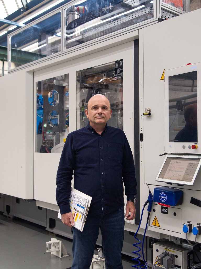Herbert Löffler in front of one of the now four turning plate machines. (Copyright: Seraina Boner)
