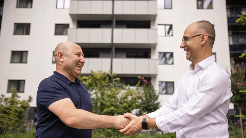 Nicu Dobre von Eden Capital Investment und Geberit Verkaufsberater Cosmin Paun freuen sich über den Projektfortschritt. (© Dragos Constantin) Nicu Dobre von Eden Capital Investment und Geberit Verkaufsberater Cosmin Paun freuen sich über den Projektfortschritt. (© Dragos Constantin)