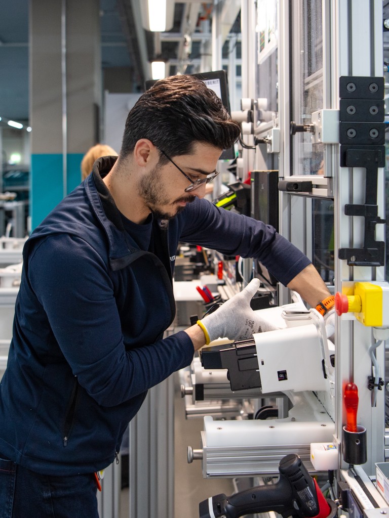 Tufan Düman carries out the final check before the technical unit sets off on its journey to the logistics centre. (© Seraina Boner)
