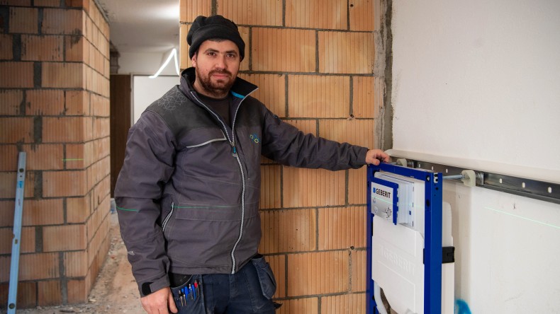 Making short work of the new Duofix: Carlos Ribeiro on the construction site in Pfäffikon (ZH).(c) Seraina Boner Making short work of the new Duofix: Carlos Ribeiro on the construction site in Pfäffikon (ZH).(c) Seraina Boner