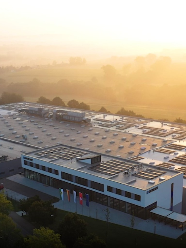 Morgensonne in Lichtenstein: Photovoltaikmodule sorgen auf 10‘000 m2 Fläche für Solarstrom.