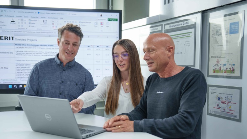 Stefanie Giger informiert ihre Kollegen über den aktuellen Projektfortschritt. (©Nicole Maag/Geberit) Stefanie Giger informiert ihre Kollegen über den aktuellen Projektfortschritt. (©Nicole Maag/Geberit)