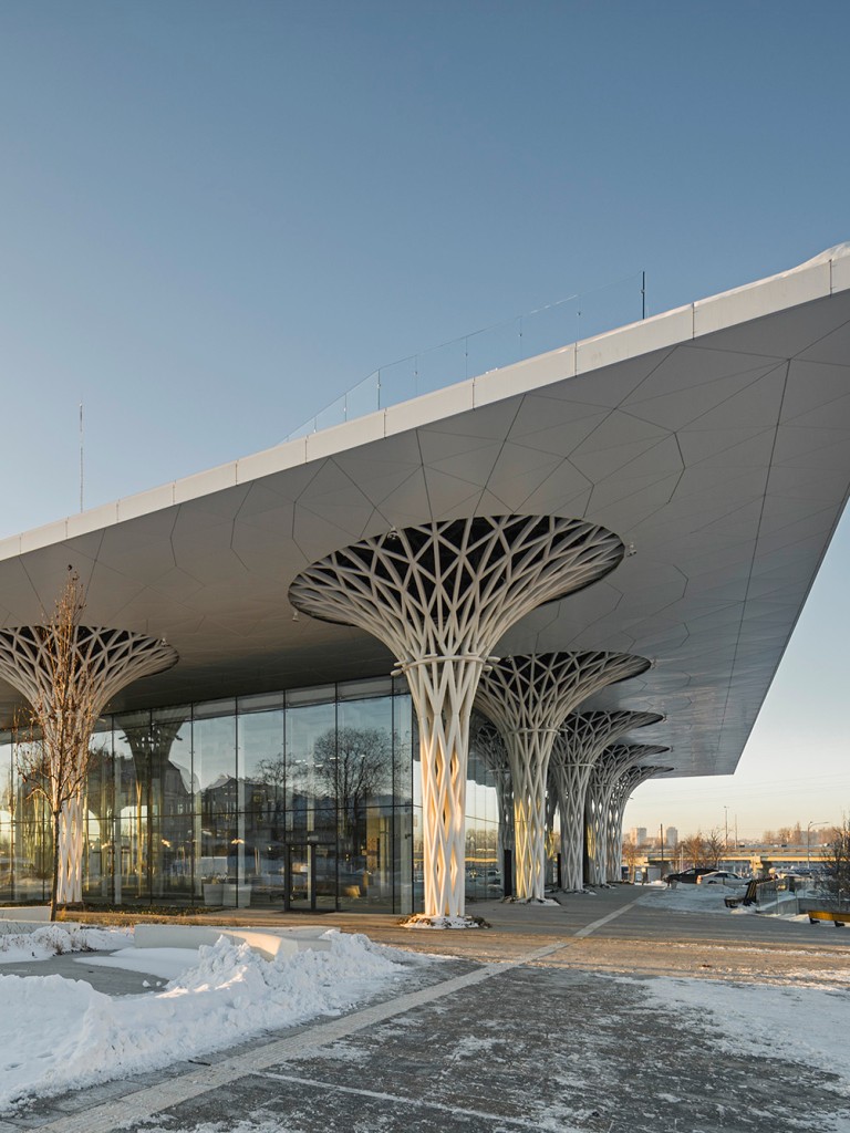 Box in Box: Der Glaskubus des Metropolbahnhofs Lublin ist eingebaut in den Baukörper mit Dach und durchbrochenen Säulen.(© Rafal Chojnacki)
