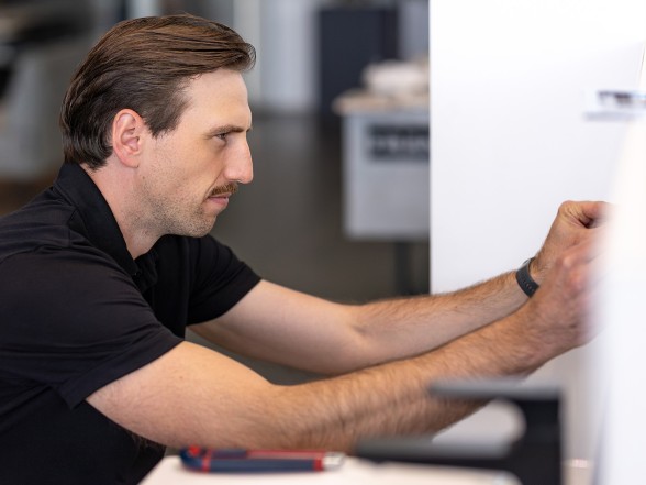 Ein Mann, viele Funktionen: Tadas Ivanauskas montiert eine Betätigungsplatte in einem Showroom in Litauen. (©Jurga Urbonaite) Ein Mann, viele Funktionen: Tadas Ivanauskas montiert eine Betätigungsplatte in einem Showroom in Litauen. (©Jurga Urbonaite)