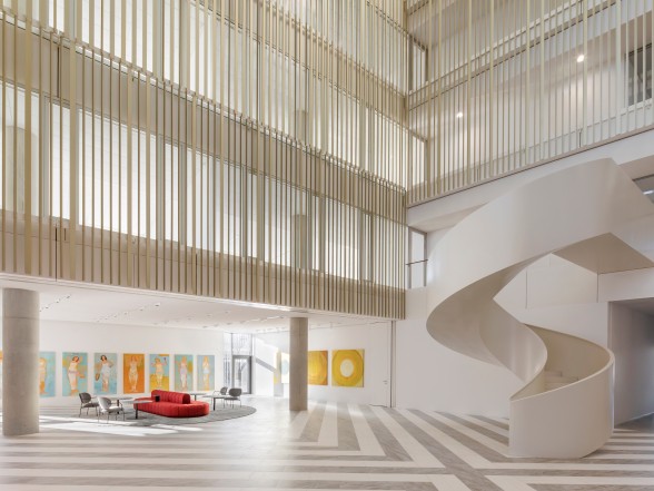 Das zentrale Atrium fungiert nicht nur als Begegnungszone, sondern auch als Schlüsselelement des Belüftungssystems. (©Ana Skobe)