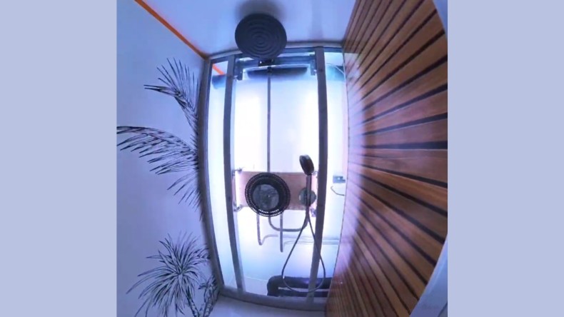 Auch eine Dusche mit einer Vorwand aus Plexiglas ist im Bauwagen integriert. (©Nicolas Coindet) Auch eine Dusche mit einer Vorwand aus Plexiglas ist im Bauwagen integriert. (©Nicolas Coindet)