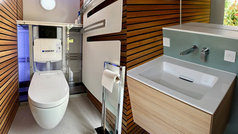 Das neue Geberit AquaClean Alba Dusch-WC und der Geberit ONE Waschtisch mit Unterschrank sind im mobilen Anhänger installiert. (©Nicolas Coindet) Das neue Geberit AquaClean Alba Dusch-WC und der Geberit ONE Waschtisch mit Unterschrank sind im mobilen Anhänger installiert. (©Nicolas Coindet)