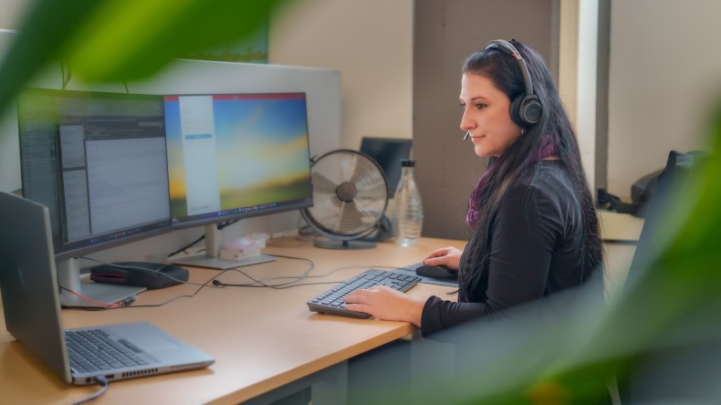 Carola Bosler and her colleagues on the service hotline are the first point of contact for all Geberit employees with IT problems.(Foto: Nicole Maag) Carola Bosler and her colleagues on the service hotline are the first point of contact for all Geberit employees with IT problems.(Foto: Nicole Maag)