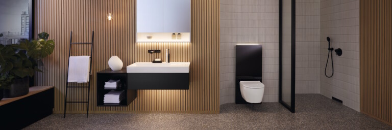 Geräumiges, modernes Badezimmer mit hölzernen Lamellenwänden, beleuchtetem Spiegel, Waschbecken, Monolith und offener Dusche.