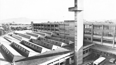 Schwarz-Weiss-Luftaufnahme eines weitläufigen modernen Gebäudekomplexes.