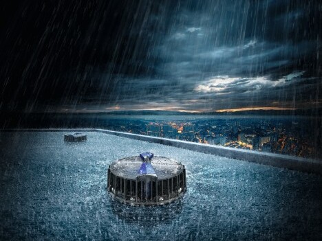 Entwässerung auf dem Dach bei starkem Regen und stürmischem Wetter.