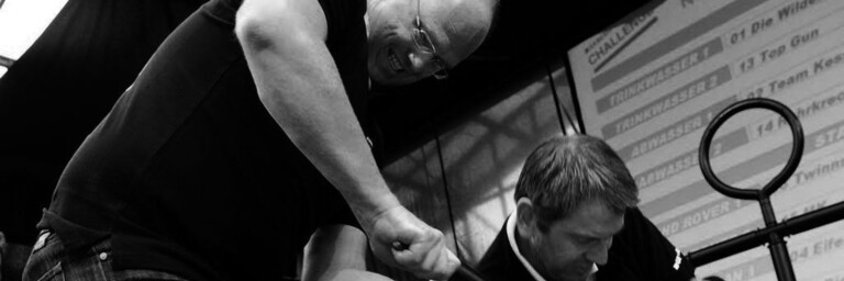 Zwei Männer absolvieren in Teamarbeit eine Challenge.