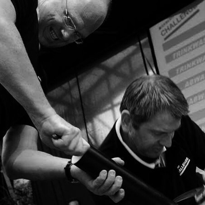 Zwei Männer absolvieren in Teamarbeit eine Challenge.