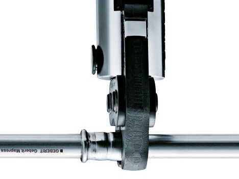 Nahaufnahme von dem Mapress Verpressungswerkzeug und einem Rohr.