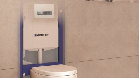 Eine moderne Toilette mit installiertem Geberit-Spülkasten in einem hellen Badezimmer.