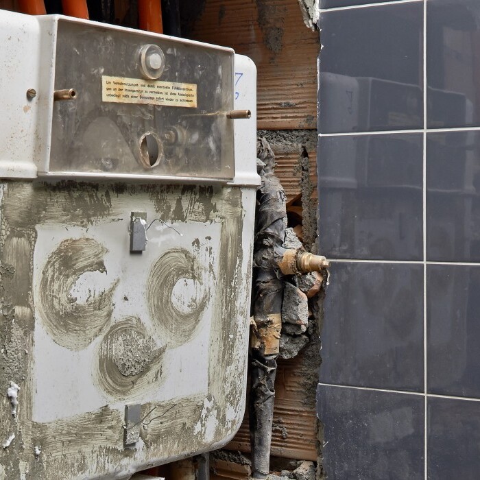 Eine Sicht auf eine unvollendete Wand mit Fliesen in einem Badezimmer.