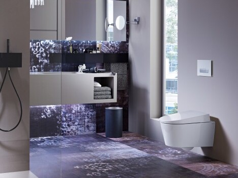 Moderne Badezimmeransicht mit eleganten Fliesen, einem schwarzen Duschschlauch, einem Wand-WC und einem grossen Spiegel.