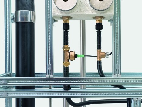 Eine technische Montage mit Rohren, Ventilen und einem Edelstahlsystem zur Flüssigkeitsführung.