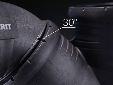 Detaillierte Ansicht von einem schwarzen Rohr mit hervorgehobenem 30° Winkel.