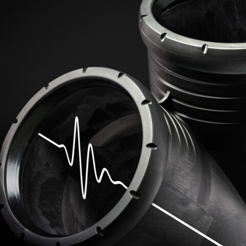 Zwei schwarze Rohrleitungen mit grafischem Puls-Design und Logo von Geberit.