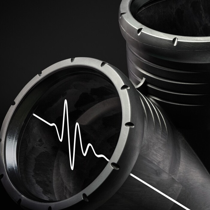 Zwei schwarze Rohrleitungen mit grafischem Puls-Design und Logo von Geberit.