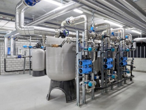 Industriehalle mit Rohrleitungen, Pumpen und grossen Behältern zur Wasseraufbereitung.