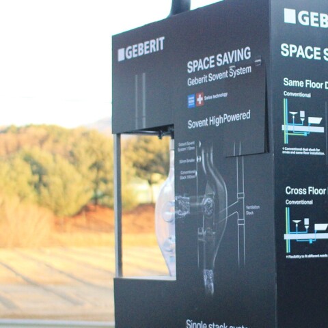 Zwei Displays von Geberit, die verschiedene Entwässerungssysteme und deren Vorteile präsentieren.