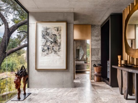 Moderne Innenarchitektur mit grossen Fenstern, einem Kunstwerk an der Wand.