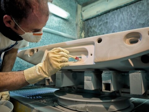 Ein Mann in Schutzausrüstung führt eine Detailbearbeitung durch.