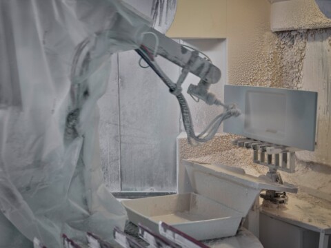 Industrielle Roboterarm-Navigation in einer modernen Fabrik.