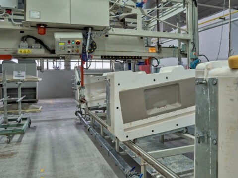 Eine industrielle Fertigungsumgebung mit einem Förderband.