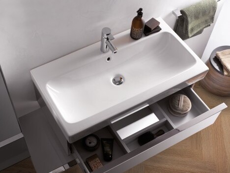 Ein modern gestaltetes Waschbecken mit einem klaren, weissen Design.