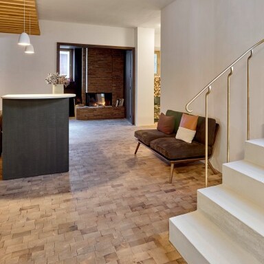 Moderner Eingangsbereich mit einer Treppe und einer gemütlichen Couch.